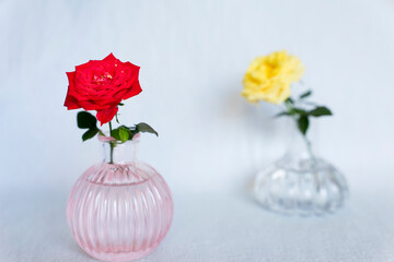 花瓶のミニチュアローズ