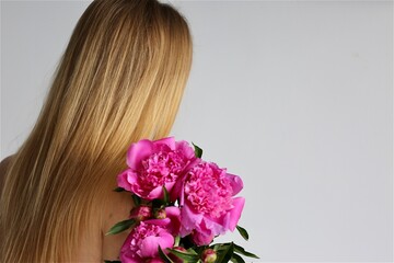 Naklejka premium girl with long blond hair and beautiful bouquet flowers pink peonies