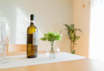 テーブルに置かれたワインとグリーン