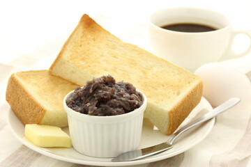 厚切りトーストとつぶ餡
喫茶店の朝食イメージ