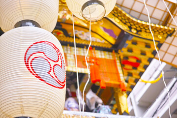 夏の風物詩である京都祇園祭の提灯と山鉾のイメージ
