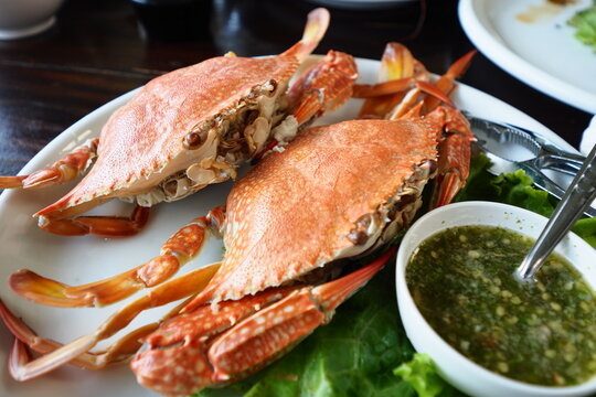 Steamed crab is the signature dish of restaurants that want to show how fresh the seafood is.