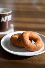 お皿の上のドーナッツとコーヒー
