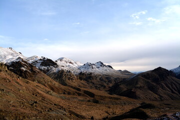 Fototapeta premium unpvaed road to the Red Passs at the Titus Canyon Road in the Amargosa Mountains, Death Valley National Park in winter with fresh snow