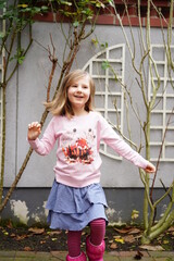 Portrait Junges Mädchen Kind mit Hoodie Klamotten - 414624424
