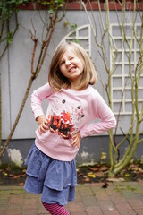 Portrait Junges Mädchen Kind mit Hoodie Klamotten - 414624469