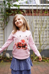 Portrait Junges Mädchen Kind mit Hoodie Klamotten - 414624641