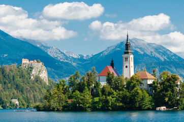 Fototapeta na wymiar Church on the Bled lake