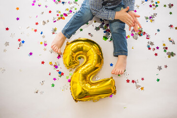 Obraz premium foil number two on a white background with confetti