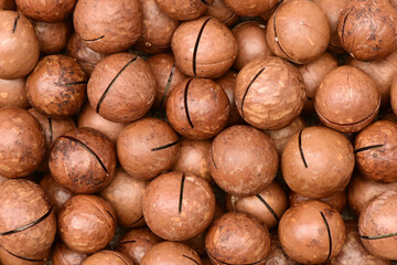 Shelled and unshelled macadamia nuts
