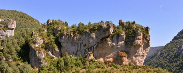 Fototapeta premium Panoramique architecture naturelle dans les gorges du Tarn, département de l'Aveyron en région Occitanie, France