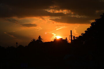 Naklejka premium sunset in the city silhouette orange sky