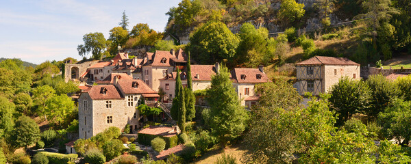 Panoramique bas village de Saint-Cirq-Lapopie (46330), département du Lot en région Occitanie, France