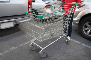 A man pushing a trolley to go shopping in the supermarket