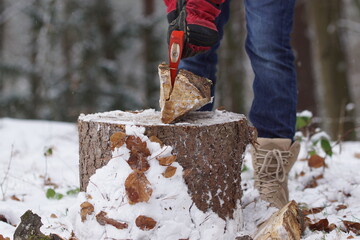 Holzfäller Holz hacken holz spalten im Winter