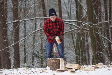 Holz hacken Mann hackt Holz