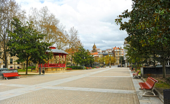Parque Alameda de Ourense Orense con la torre de la catedral al fondo, Galicia, Espa&ntilde;a