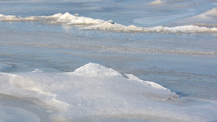 Fototapeta na wymiar Natural sculptures of ice
