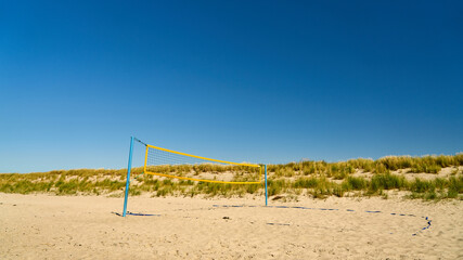 Obraz na płótnie Canvas Spielfeld mit Netz für Beachvolleyball am Sandstrand