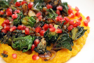 Gebratene Kalettes mit Granatapfelkernen auf Kürbismus