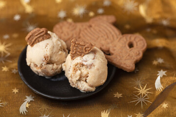 Two scoops of speculoos ice cream with speculoos biscuits