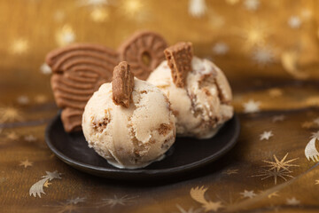 Speculoos biscuit ice cream for Christmas with two scoops