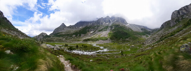 Bellissimo panorama delle montagne dal sentiero che porta al rifugio segantini nella val Nambrone in Trentino, viaggi e paesaggi in Italia