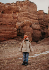 Naklejka premium child in the desert