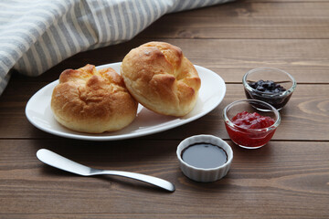 お皿にのせた バターロール パン ジャム テーブル