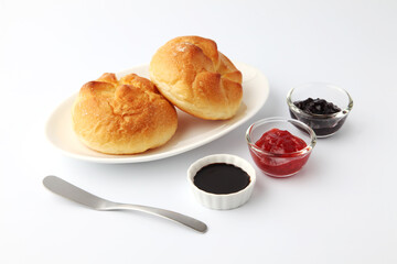 お皿にのせた バターロール パン ジャム 白背景