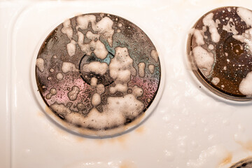 The pancake of the electric cooker is treated with a foamy detergent