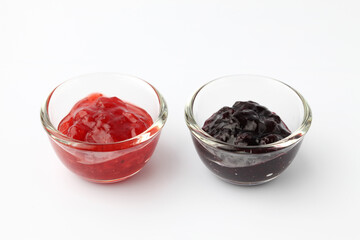 ガラスの器に入れた イチゴジャム ブルーベリージャム 白背景