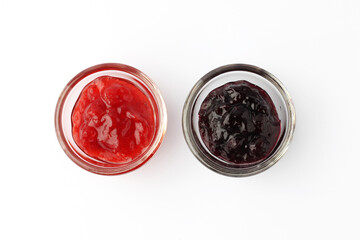 ガラスの器に入れた イチゴジャム ブルーベリージャム 白背景