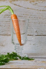 frische Karotte im Glas in Nahaufnahme im Tageslicht  