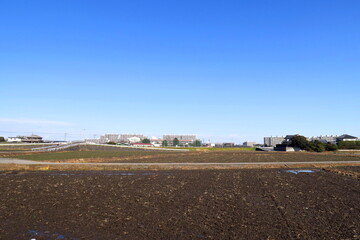 水を入れた早春の田圃風景