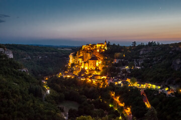 La aldea histórica medieval francesa de Rocamadour con las últimas luces del atardecer