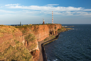 Helgoland, Ausblick auf die Steilküste mit Leuchtturm, Nordsee, Schleswig-Holstein, Deutschland