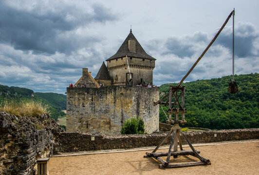 Vista del castillo de Castelnaud, con una catapulta en primer t&eacute;rmino