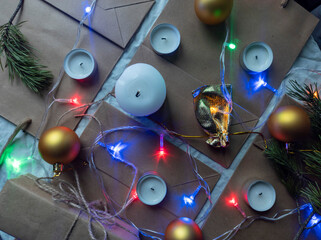 Photo New Year's flat ley. Christmas background.  colorful decorations. new year multi-colored illumination. craft bags