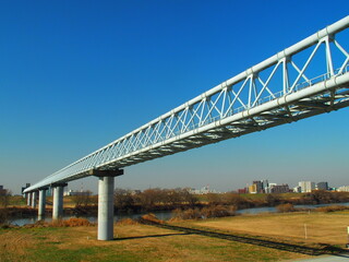Fototapeta na wymiar 冬の江戸川に架かるガス導管風景