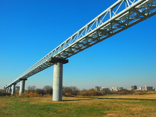 冬の江戸川に架かるガス導管風景