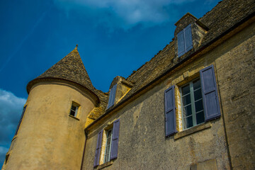 Fototapeta na wymiar Vista contrapicada de una mansión con aspecto de castillo.