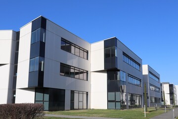 Immeubles de bureaux modernes vus de l'extérieur dans le parc d'activités 