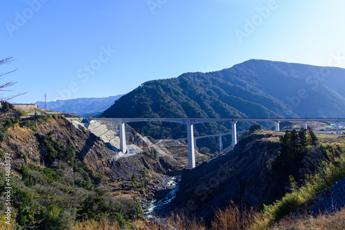 新阿蘇大橋「復興への架け橋」最高に美しい晴天空を背景に新阿蘇大橋