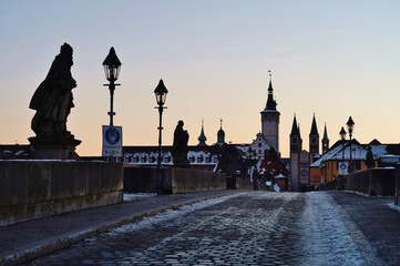 Würzburg: Alte Mainbrücke, Altstadt, Wintermorgen