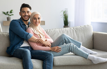 Obraz premium Handsome arab man embracing his pretty wife, spending weekend together