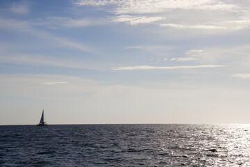 Obraz premium Sea cloud sunset sailboat.