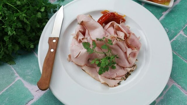 chiffonnade de jambon blanc dans une assiette