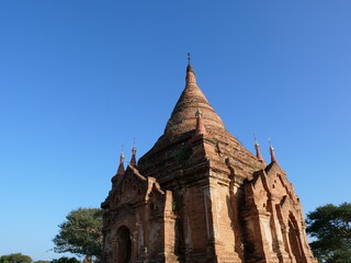 Fototapeta na wymiar BAGAN, MYANMAR - november 2019: ruins of Buddhist temples in Bagan 