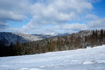 Fototapeta na wymiar beautiful winter mountains landscape in Pieniny Mountains, Szczawnica, Poland